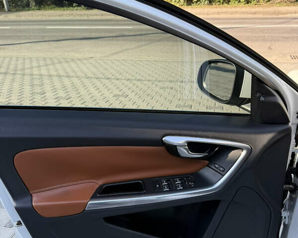 Белый Вольво С60, объемом двигателя 1.97 л и пробегом 176 тыс. км за 13500 $, фото 14 на Automoto.ua