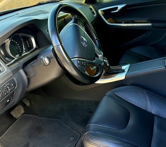 Білий Вольво С60, об'ємом двигуна 2 л та пробігом 32 тис. км за 17000 $, фото 3 на Automoto.ua