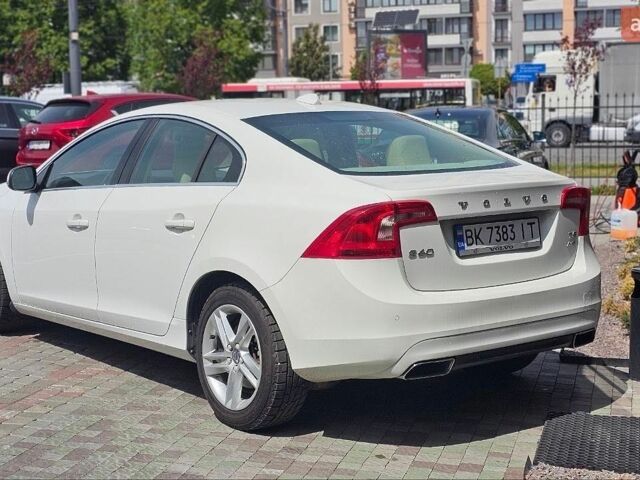 Белый Вольво С60, объемом двигателя 2.5 л и пробегом 246 тыс. км за 10800 $, фото 4 на Automoto.ua