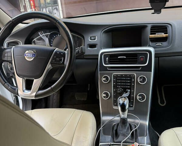 Белый Вольво С60, объемом двигателя 2 л и пробегом 211 тыс. км за 12100 $, фото 9 на Automoto.ua