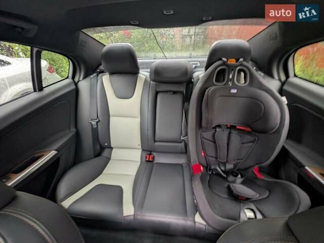 Белый Вольво С60, объемом двигателя 2.4 л и пробегом 236 тыс. км за 17100 $, фото 12 на Automoto.ua