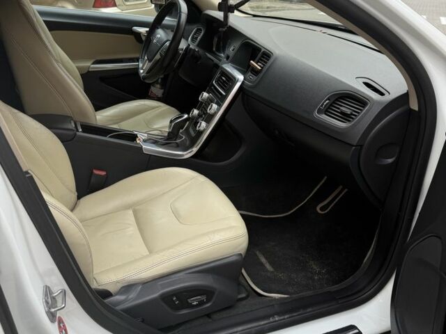 Белый Вольво С60, объемом двигателя 2 л и пробегом 211 тыс. км за 12100 $, фото 4 на Automoto.ua