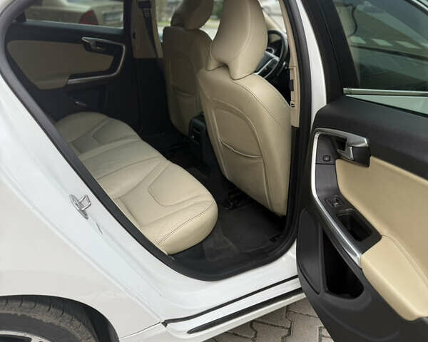 Белый Вольво С60, объемом двигателя 2 л и пробегом 211 тыс. км за 12100 $, фото 12 на Automoto.ua