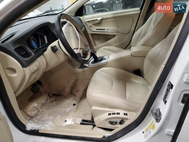 Белый Вольво С60, объемом двигателя 2.5 л и пробегом 120 тыс. км за 2900 $, фото 6 на Automoto.ua