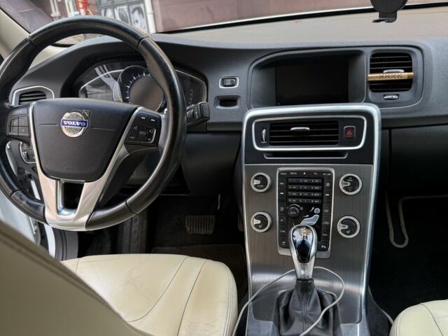 Белый Вольво С60, объемом двигателя 2 л и пробегом 211 тыс. км за 12100 $, фото 11 на Automoto.ua