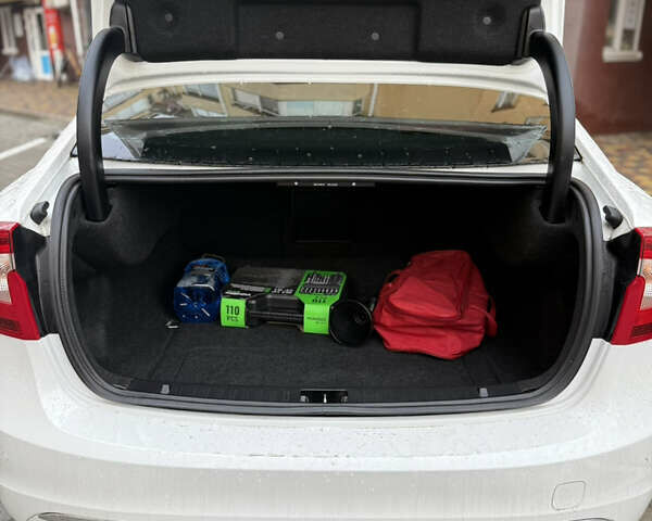 Белый Вольво С60, объемом двигателя 2 л и пробегом 211 тыс. км за 12100 $, фото 2 на Automoto.ua