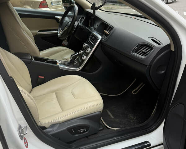 Белый Вольво С60, объемом двигателя 2 л и пробегом 211 тыс. км за 12100 $, фото 27 на Automoto.ua