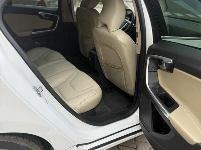 Белый Вольво С60, объемом двигателя 2 л и пробегом 211 тыс. км за 12100 $, фото 3 на Automoto.ua