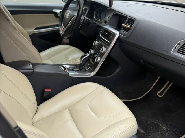 Белый Вольво С60, объемом двигателя 2 л и пробегом 211 тыс. км за 12100 $, фото 8 на Automoto.ua