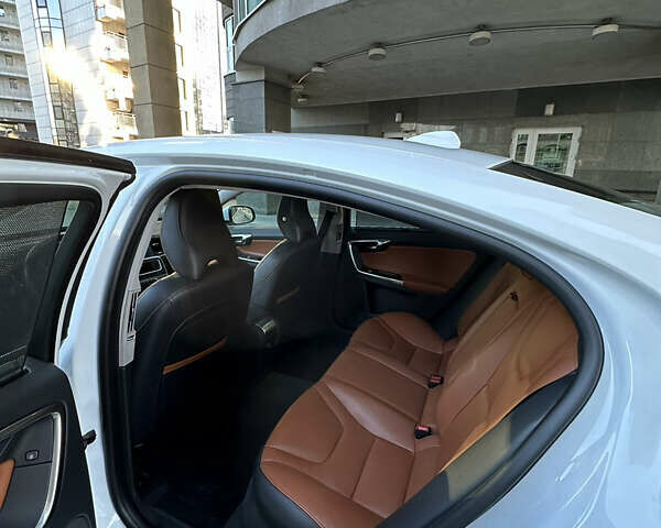 Белый Вольво С60, объемом двигателя 1.97 л и пробегом 140 тыс. км за 16000 $, фото 3 на Automoto.ua