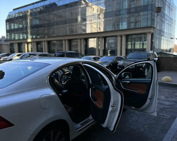 Белый Вольво С60, объемом двигателя 1.97 л и пробегом 140 тыс. км за 16000 $, фото 8 на Automoto.ua