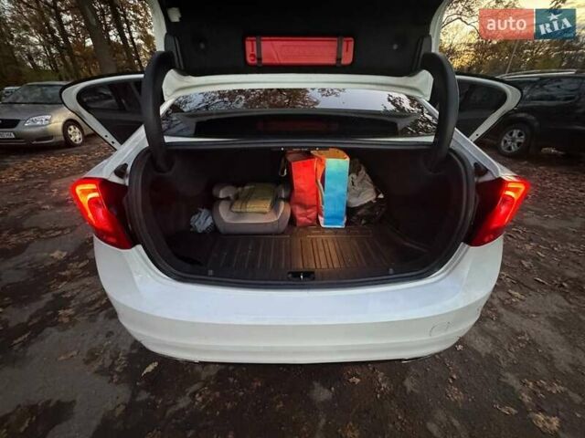 Белый Вольво С60, объемом двигателя 2 л и пробегом 180 тыс. км за 16999 $, фото 32 на Automoto.ua