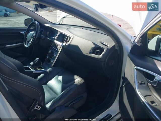 Белый Вольво С60, объемом двигателя 2 л и пробегом 147 тыс. км за 8400 $, фото 6 на Automoto.ua