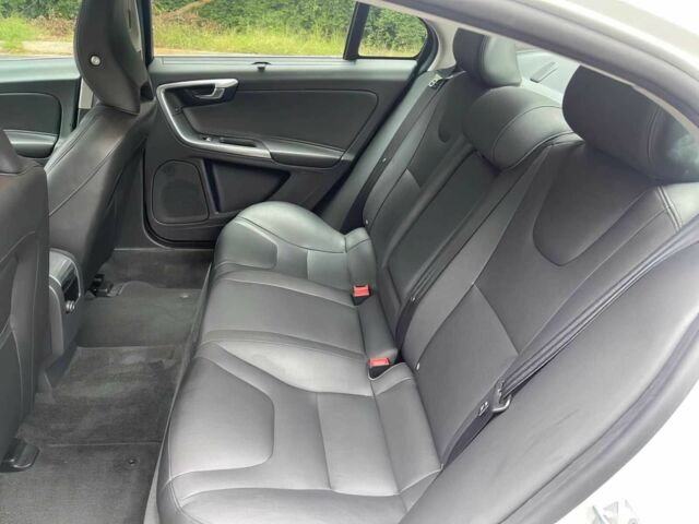 Белый Вольво С60, объемом двигателя 2 л и пробегом 31 тыс. км за 10200 $, фото 9 на Automoto.ua