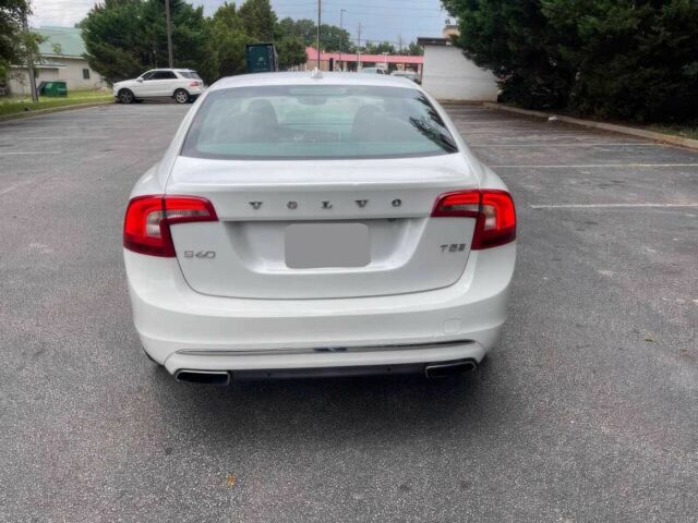 Белый Вольво С60, объемом двигателя 2 л и пробегом 39 тыс. км за 1250 $, фото 4 на Automoto.ua