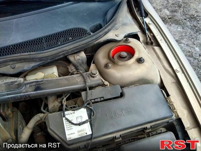 Бежевий Вольво С60, об'ємом двигуна 2.4 л та пробігом 275 тис. км за 3800 $, фото 9 на Automoto.ua