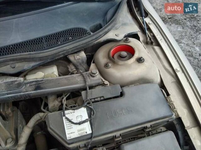 Бежевый Вольво С60, объемом двигателя 2.44 л и пробегом 275 тыс. км за 3800 $, фото 9 на Automoto.ua