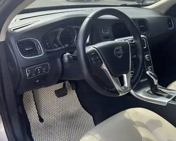 Бежевий Вольво С60, об'ємом двигуна 2.5 л та пробігом 98 тис. км за 16000 $, фото 10 на Automoto.ua