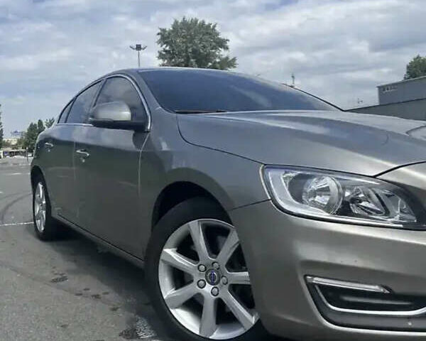 Бежевий Вольво С60, об'ємом двигуна 2.5 л та пробігом 98 тис. км за 16000 $, фото 2 на Automoto.ua