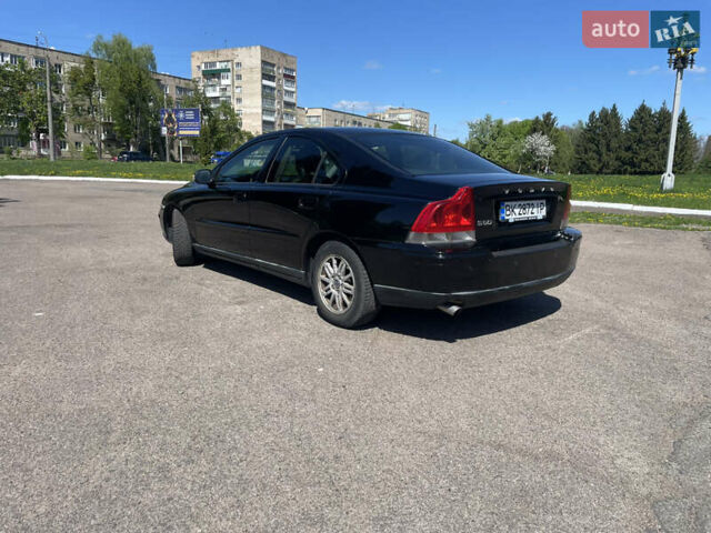 Черный Вольво С60, объемом двигателя 2.44 л и пробегом 376 тыс. км за 5450 $, фото 2 на Automoto.ua
