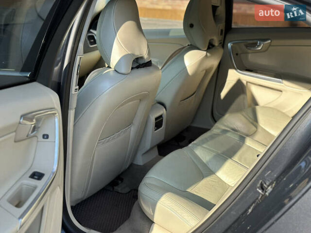 Черный Вольво С60, объемом двигателя 2.5 л и пробегом 338 тыс. км за 7700 $, фото 7 на Automoto.ua