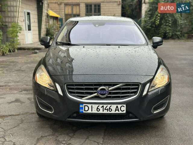 Черный Вольво С60, объемом двигателя 2.5 л и пробегом 337 тыс. км за 8300 $, фото 2 на Automoto.ua