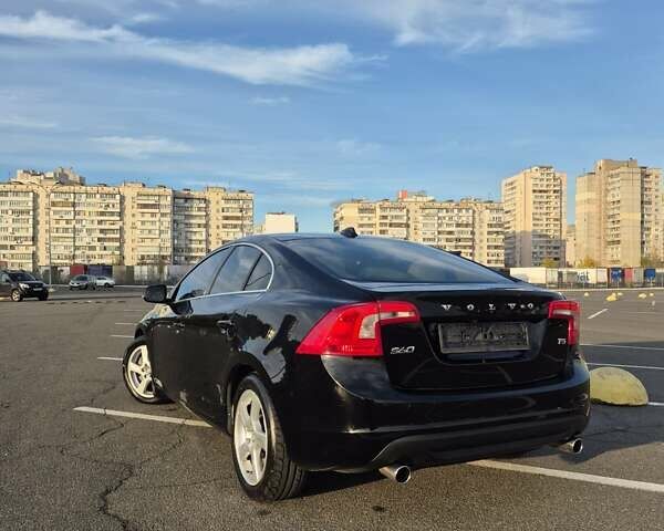 Черный Вольво С60, объемом двигателя 2.5 л и пробегом 207 тыс. км за 9999 $, фото 4 на Automoto.ua