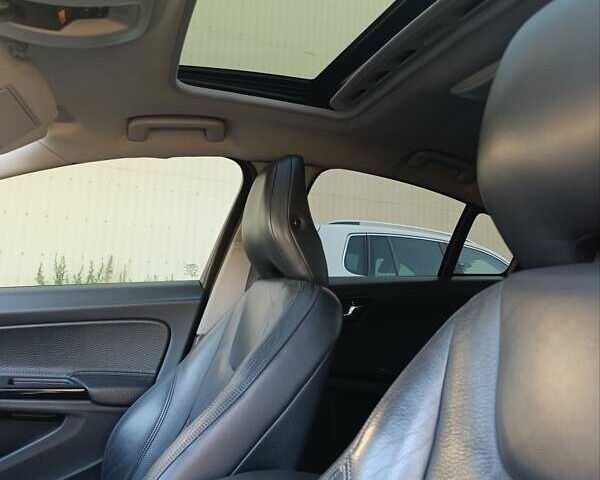 Черный Вольво С60, объемом двигателя 2.5 л и пробегом 140 тыс. км за 8500 $, фото 4 на Automoto.ua