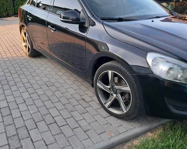 Черный Вольво С60, объемом двигателя 1.56 л и пробегом 300 тыс. км за 9500 $, фото 1 на Automoto.ua