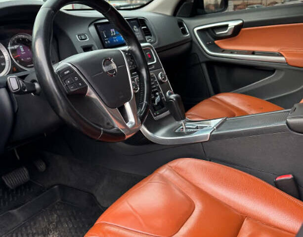 Черный Вольво С60, объемом двигателя 2.52 л и пробегом 225 тыс. км за 9000 $, фото 3 на Automoto.ua