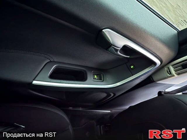 Черный Вольво С60, объемом двигателя 2.5 л и пробегом 255 тыс. км за 12000 $, фото 11 на Automoto.ua