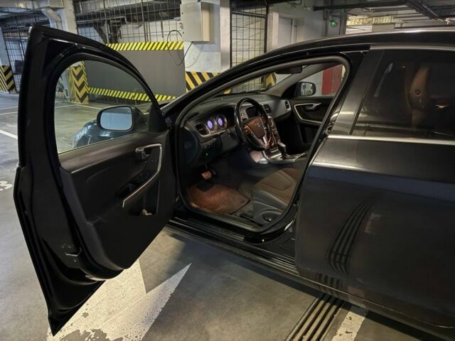 Черный Вольво С60, объемом двигателя 2.5 л и пробегом 168 тыс. км за 8619 $, фото 6 на Automoto.ua