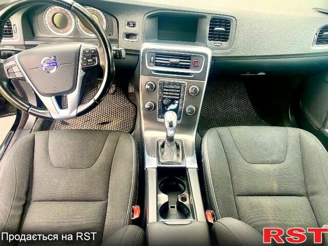 Черный Вольво С60, объемом двигателя 2.5 л и пробегом 168 тыс. км за 9580 $, фото 6 на Automoto.ua