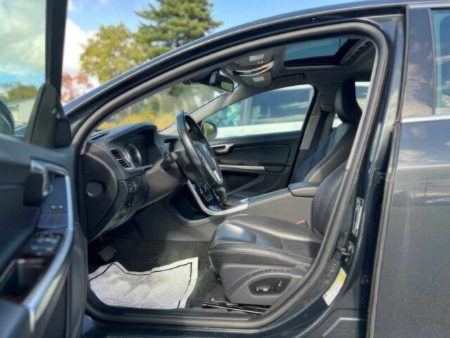 Черный Вольво С60, объемом двигателя 2.5 л и пробегом 84 тыс. км за 5000 $, фото 7 на Automoto.ua