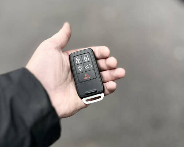 Черный Вольво С60, объемом двигателя 2.5 л и пробегом 138 тыс. км за 7900 $, фото 72 на Automoto.ua