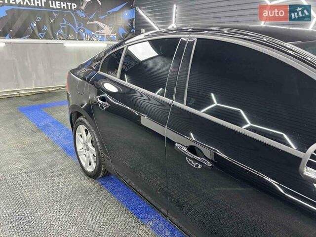 Черный Вольво С60, объемом двигателя 2.52 л и пробегом 152 тыс. км за 12200 $, фото 2 на Automoto.ua