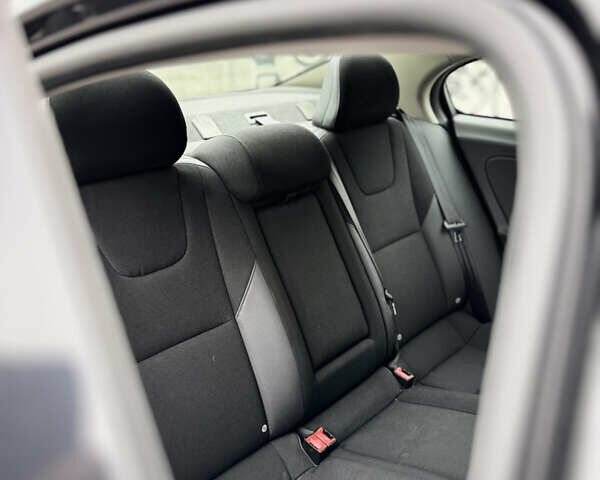 Черный Вольво С60, объемом двигателя 2.5 л и пробегом 138 тыс. км за 7900 $, фото 60 на Automoto.ua