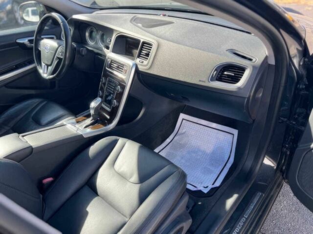 Черный Вольво С60, объемом двигателя 2.5 л и пробегом 84 тыс. км за 5000 $, фото 8 на Automoto.ua