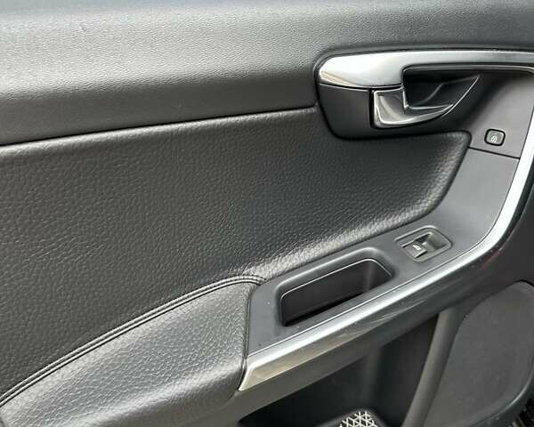 Черный Вольво С60, объемом двигателя 2.5 л и пробегом 304 тыс. км за 9400 $, фото 15 на Automoto.ua