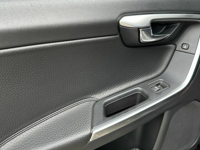 Черный Вольво С60, объемом двигателя 2.5 л и пробегом 304 тыс. км за 9400 $, фото 16 на Automoto.ua