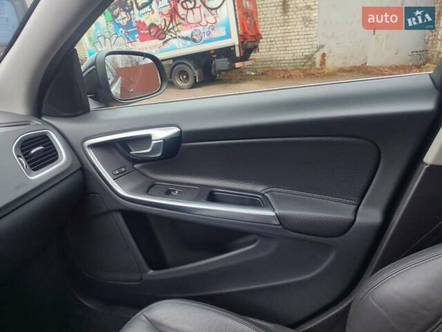 Черный Вольво С60, объемом двигателя 2.5 л и пробегом 133 тыс. км за 12100 $, фото 16 на Automoto.ua