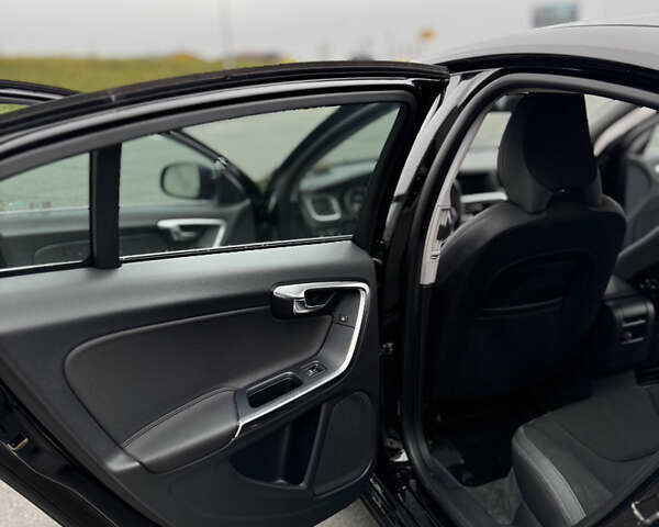 Черный Вольво С60, объемом двигателя 2.5 л и пробегом 138 тыс. км за 7900 $, фото 53 на Automoto.ua