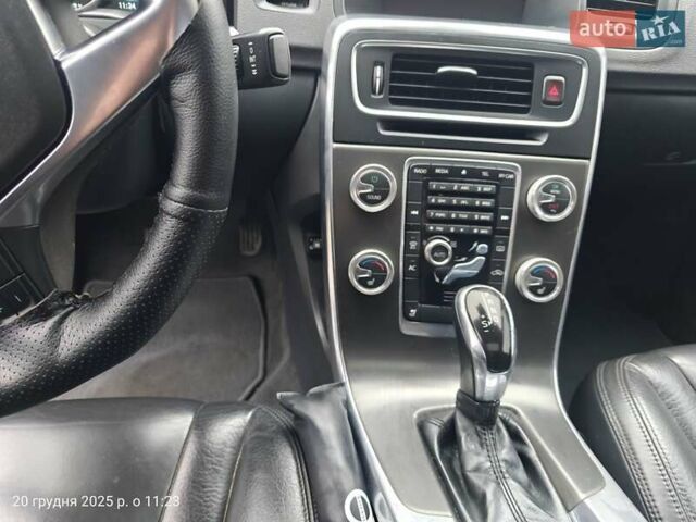 Черный Вольво С60, объемом двигателя 2.5 л и пробегом 100 тыс. км за 15500 $, фото 7 на Automoto.ua