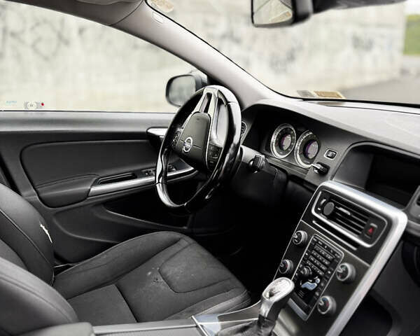 Черный Вольво С60, объемом двигателя 2.5 л и пробегом 138 тыс. км за 7900 $, фото 58 на Automoto.ua