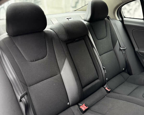 Черный Вольво С60, объемом двигателя 2.5 л и пробегом 138 тыс. км за 7900 $, фото 61 на Automoto.ua