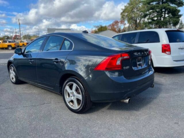 Черный Вольво С60, объемом двигателя 2.5 л и пробегом 84 тыс. км за 5000 $, фото 4 на Automoto.ua