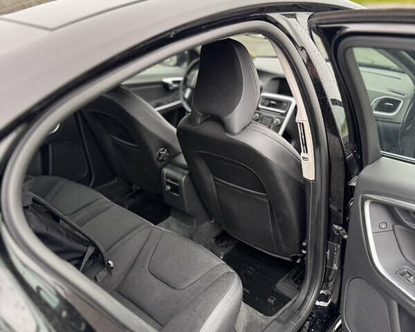 Черный Вольво С60, объемом двигателя 2.5 л и пробегом 138 тыс. км за 7900 $, фото 56 на Automoto.ua