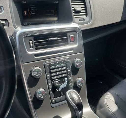 Черный Вольво С60, объемом двигателя 2.5 л и пробегом 235 тыс. км за 8100 $, фото 9 на Automoto.ua