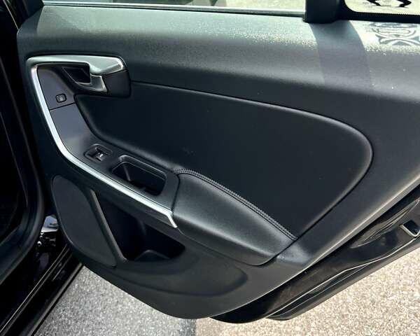 Черный Вольво С60, объемом двигателя 2.5 л и пробегом 150 тыс. км за 13500 $, фото 8 на Automoto.ua