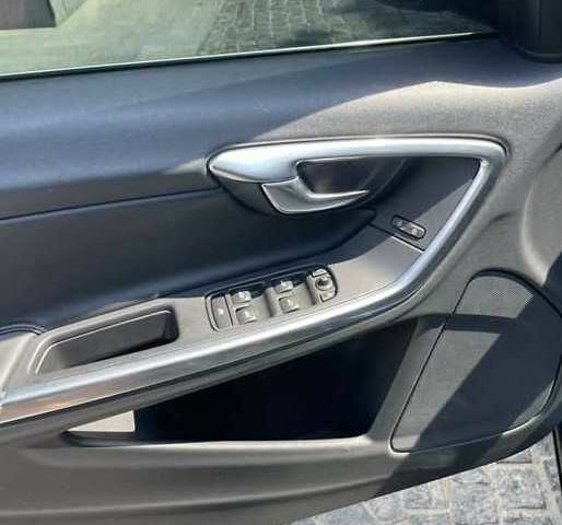 Черный Вольво С60, объемом двигателя 2.5 л и пробегом 235 тыс. км за 8100 $, фото 13 на Automoto.ua